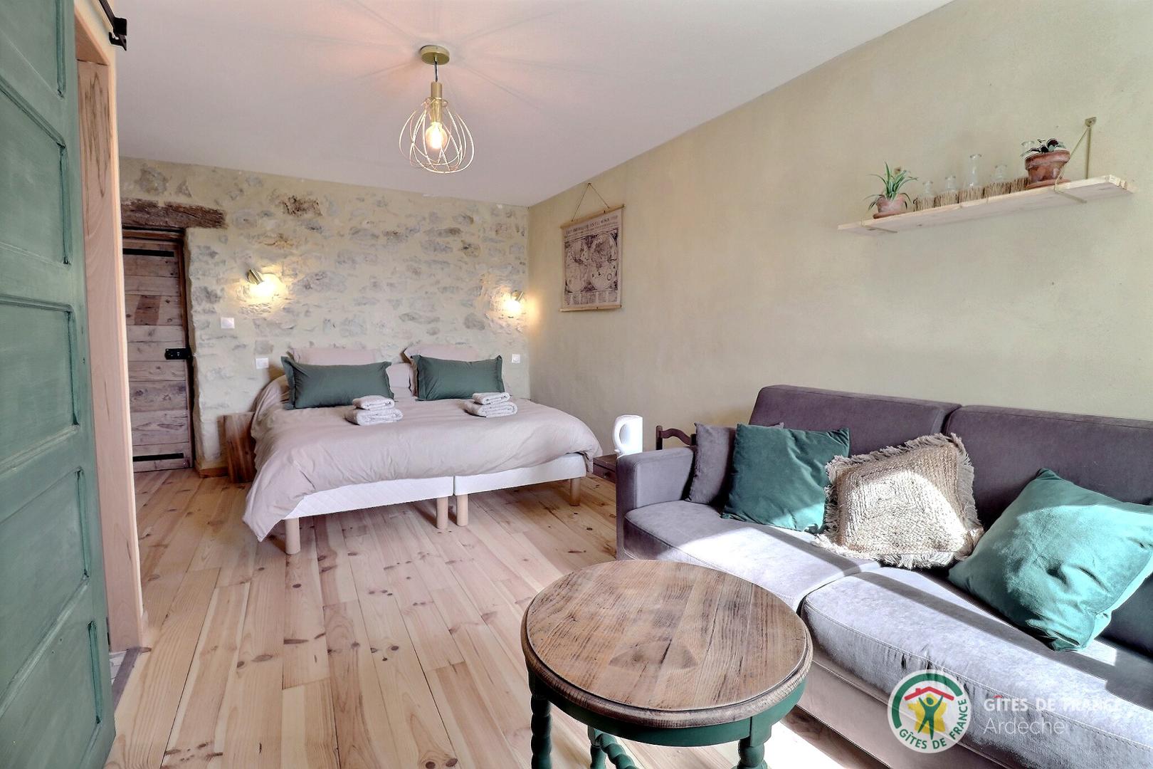 Chambre L'Aphyllante avec lit en 180 et canapé convertible en 140 - salle d'eau privative et WC séparés photo 31