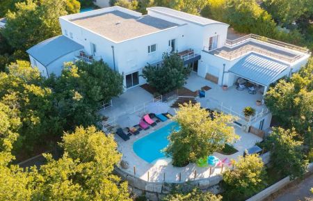 G&icirc;te n&deg;207745 Saint-Alban-Auriolles - Ard&egrave;che - La Villa Millenium - cadre exceptionnel piscine priv&eacute;e et &eacute;quipements haut de gamme jacuzzi jeux arcades