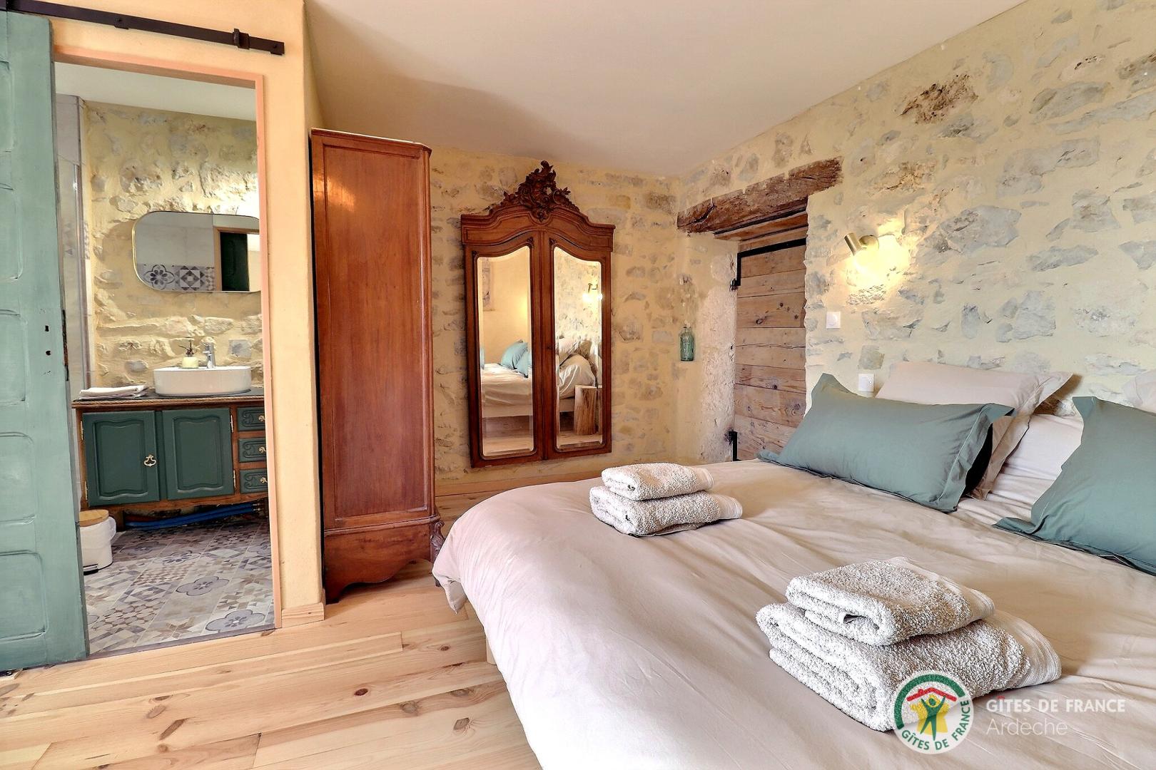 Chambre L'Aphyllante avec lit en 180 et canapé convertible en 140 - salle d'eau privative et WC séparés photo 33