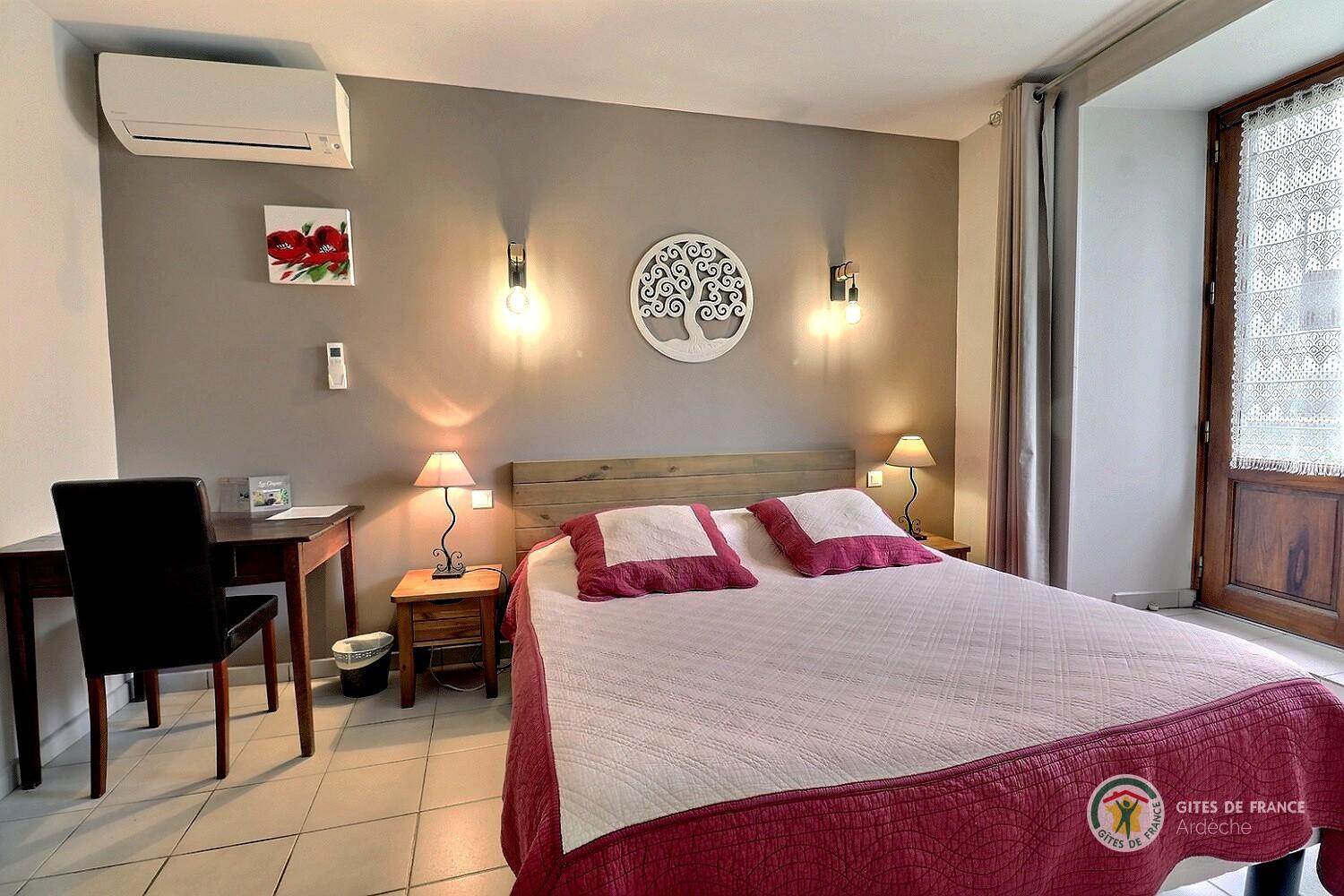 Chambre Le Grenier avec lit en 160, climatisation et bureau photo 3