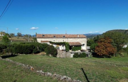Le gîte à gauche et l'habitation des propriétaires à droite Gîte n°122704 Lachapelle-sous-Aubenas - Ardèche - Le gîte à gauche et l'habitation des propriétaires à droite