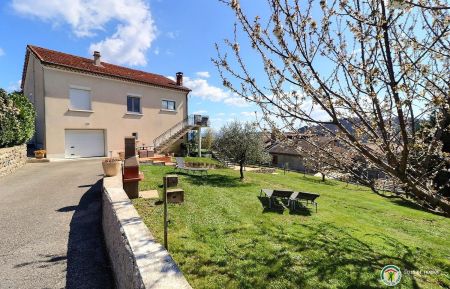 G&icirc;te n&deg;331720 Vals-les-Bains - Ard&egrave;che - Le g&icirc;te et son grand jardin, avec places de parking privatives