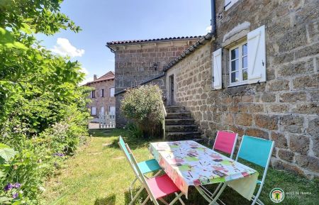 Le jardin privatif et l'accès au gîte par les escaliers Gîte n°106019 Issarlès - Ardèche - Le jardin privatif et l'accès au gîte par les escaliers