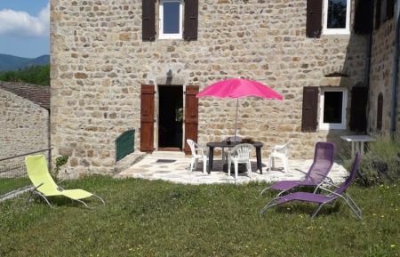 G&icirc;te n&deg;236011 Saint-F&eacute;licien - Ard&egrave;che - Jardin et terrasse du g&icirc;te