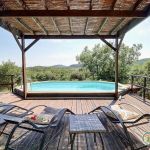 Piscine privative am&eacute;nag&eacute;e avec ombrage et face &agrave; une vue &agrave; couper le souffle