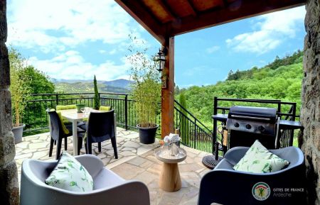G&icirc;te n&deg;223003 Saint-Cirgues-de-Prades - Ard&egrave;che - La terrasse avec sa vue panoramique sur la nature !