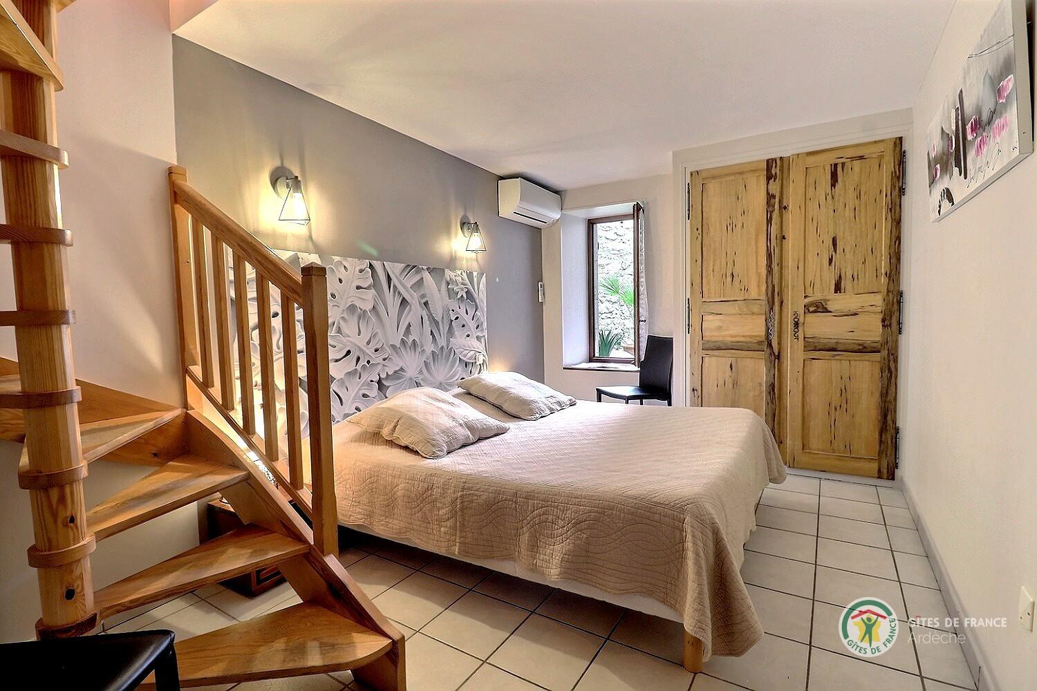 Chambre duplex Le Pigeonnier avec un lit en 160 photo 23