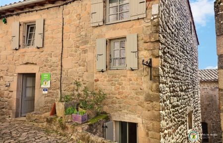 G&icirc;te n&deg;48704 Chalencon - Ard&egrave;che - G&icirc;te Les Ruches au coeur du village de caract&egrave;re