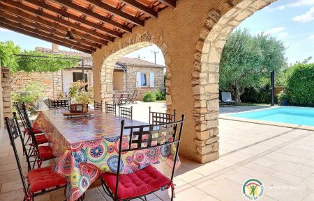 Terrasse couverte vue sur la piscine Gîte n°304717 Salavas - Ardèche - Terrasse couverte vue sur la piscine
