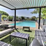 Piscine, spa, pergola ombrag&eacute;e et vue magnifique