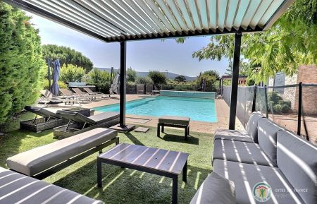 G&icirc;te n&deg;330720 Vallon-Pont-d'Arc - Ard&egrave;che - Piscine, spa, pergola ombrag&eacute;e et vue magnifique