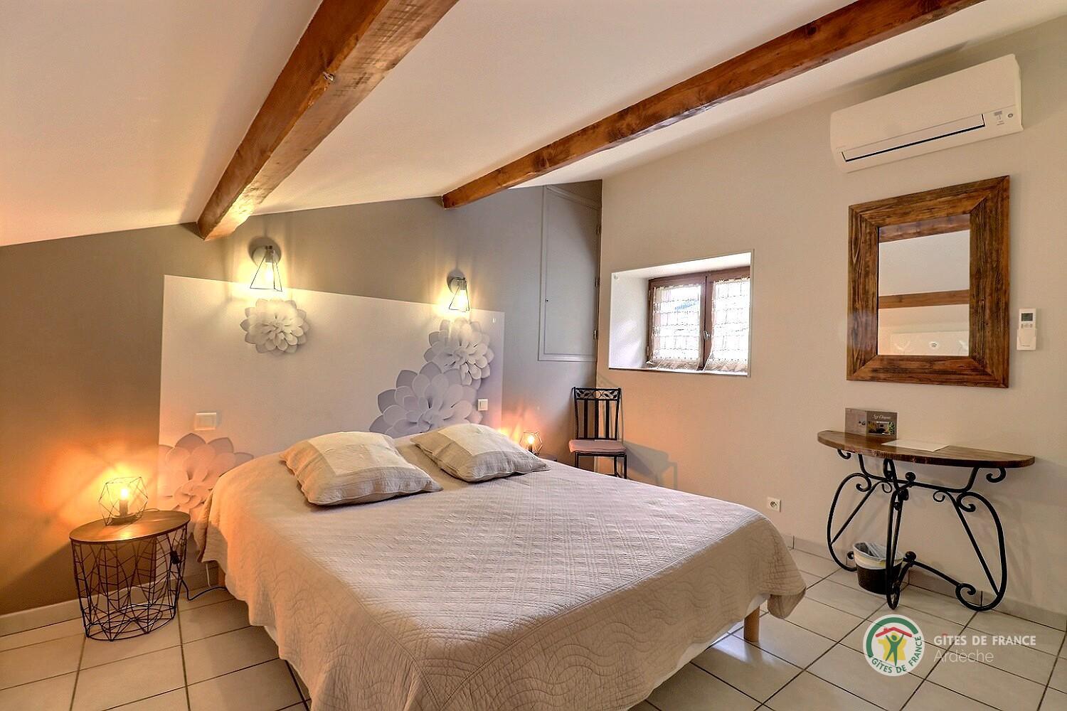 Chambre au 1er étage La Mansarde avec un lit en 160 photo 10