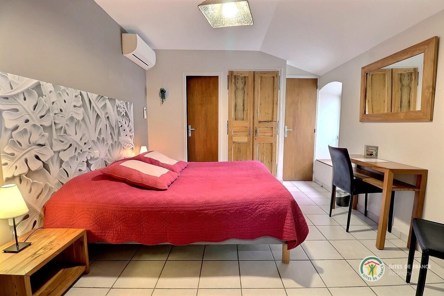 Chambre au 1er étage La Fenière avec un lit en 160 et un bureau photo 16