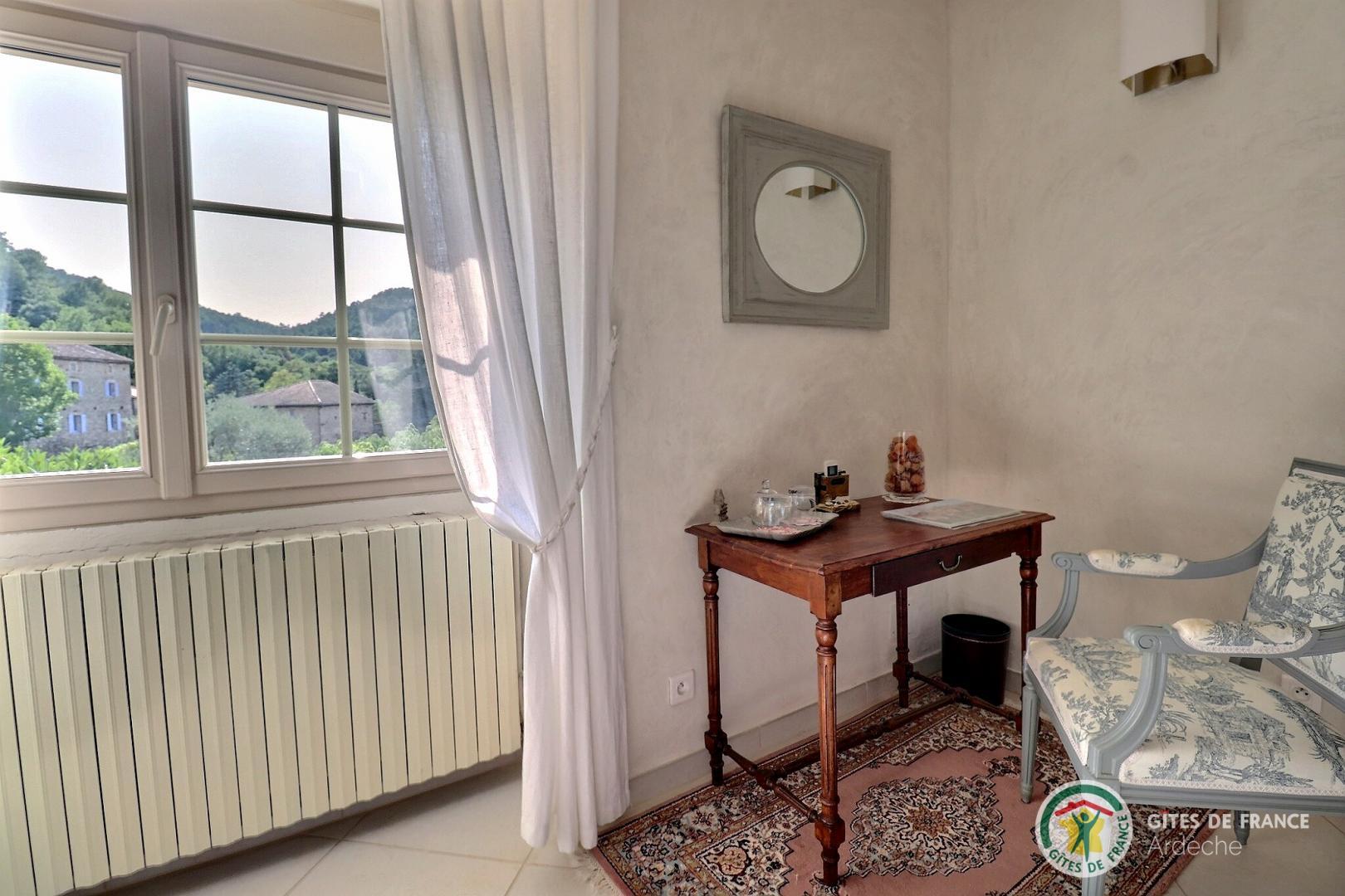 Grande chambre avec lit en 160, petit bureau, climatisation et agréable vue photo 7