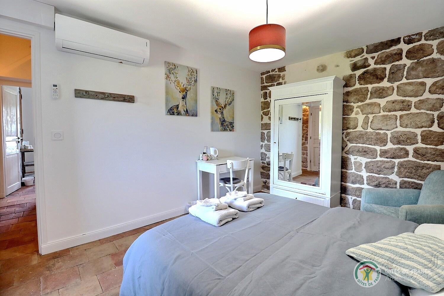 Suite familiale : chambre Rose climatisée photo 12