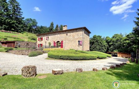 G&icirc;te n&deg;214700 Saint-Apollinaire-de-Rias - Ard&egrave;che - Le Ch&acirc;teau Rousset entour&eacute; de verdure