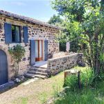 L'entr&eacute;e du g&icirc;te depuis sa terrasse