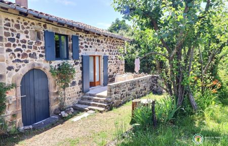 G&icirc;te n&deg;315711 Jaujac - Ard&egrave;che - L'entr&eacute;e du g&icirc;te depuis sa terrasse