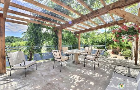 G&icirc;te n&deg;343715 Vinezac - Ard&egrave;che - La terrasse avec vue sur la nature, la piscine, le terrain commun