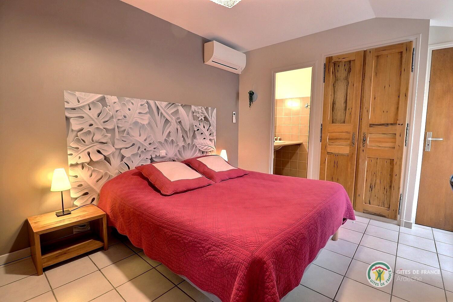 Chambre La Fenière avec un lit en 160, salle d'eau et toilette photo 14