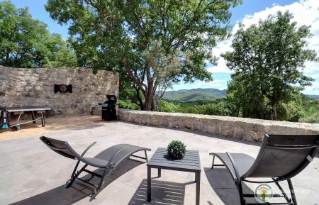 G&icirc;te n&deg;207748 Saint-Alban-Auriolles - Ard&egrave;che - Superbe vue plein sud de la terrasse et de l'int&eacute;rieur du g&icirc;te