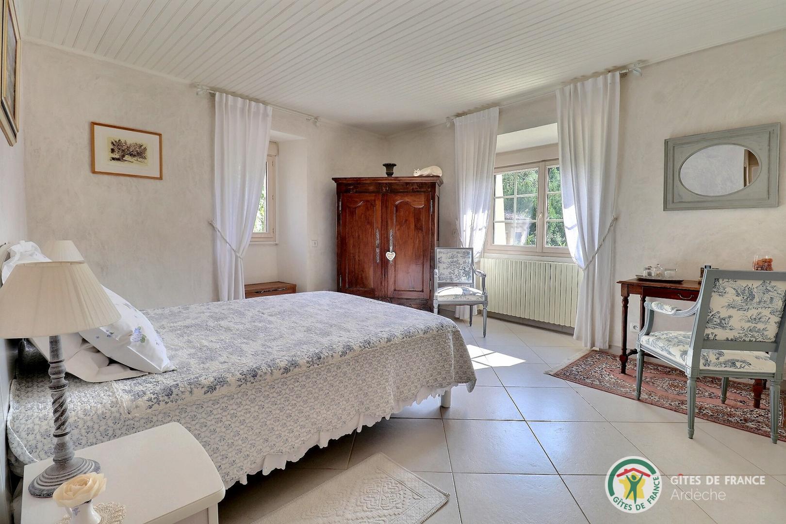 Grande chambre avec lit en 160, petit bureau, climatisation et agréable vue photo 4