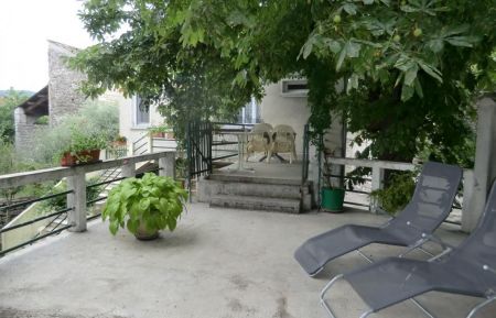 G&icirc;te n&deg;207074 Saint-Alban-Auriolles - Ard&egrave;che - la terrasse ombragee