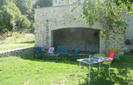 G&icirc;te n&deg;27700 Beauchastel - Ard&egrave;che - salon de jardin sous le cerisier et jeux
