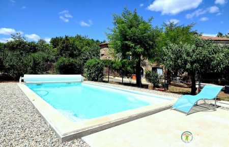 Vue d'ensemble sur la piscine à partager et ses abords Gîte n°343712 Vinezac - Ardèche - Vue d'ensemble sur la piscine à partager et ses abords