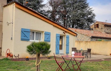 G&icirc;te n&deg;19716 Aubenas - Ard&egrave;che - Le Petit Atelier vue du jardin