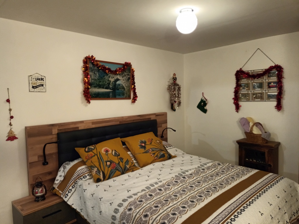 Chambre décoration Noël 2022 avec lit en 160 et salle d'eau avec douche et WC photo 16